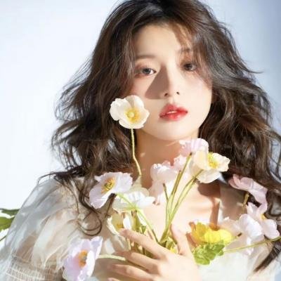 随盲柳入眠的女人